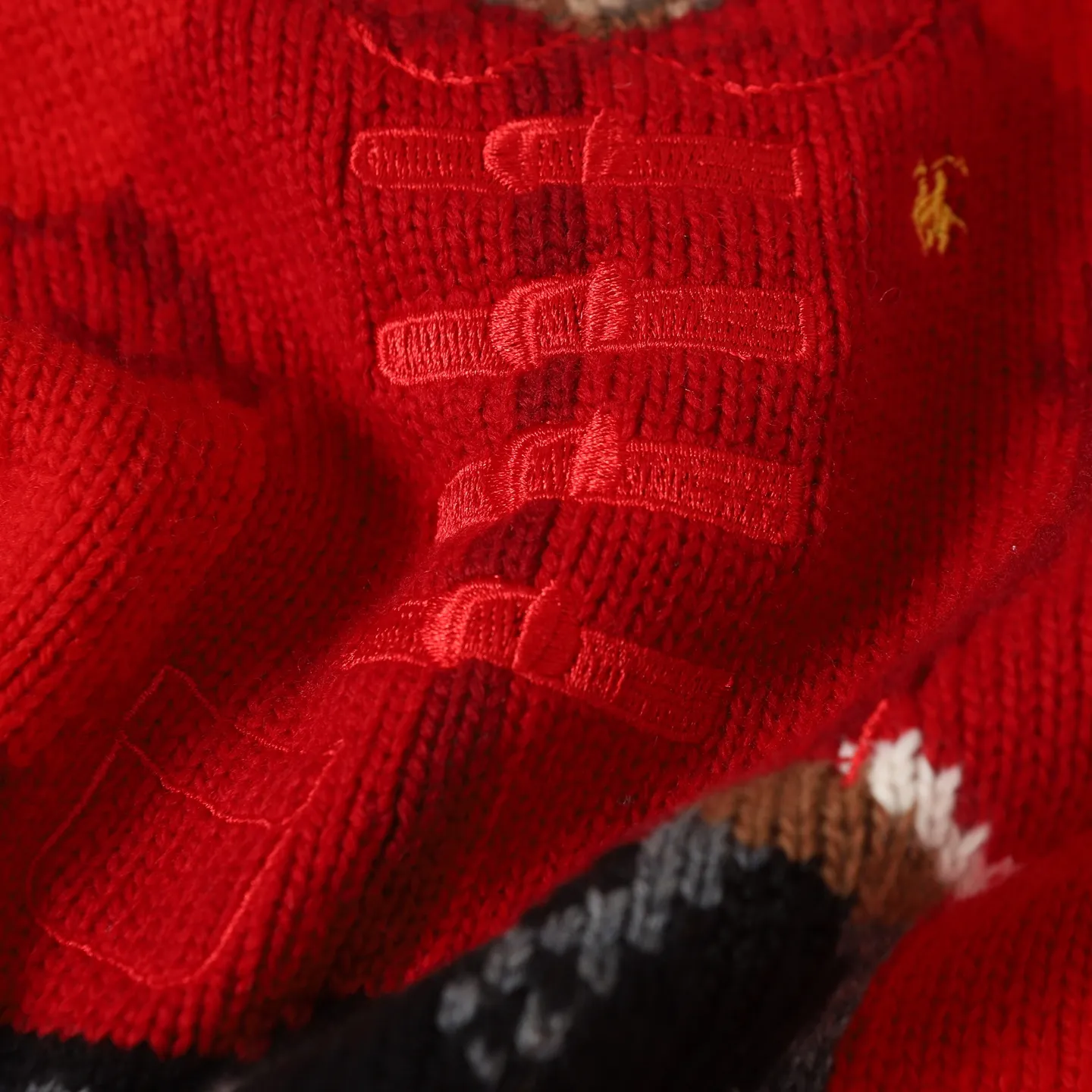 P470 [Wool] Original high-end quality Ralph lauren pol* 2026 early spring latest series! New Year's limited edition bear embroidered sweater, wool blend, soft and comfortable, super warm in autumn and winter! The little bear is wearing a red buttoned jacket and holding a red envelope. It is full of details and full of festive atmosphere. The classic round neck design is casual and versatile, and can be easily worn by both men and women. It is suitable for holiday gifts or daily wear. Exquisite craftsmanship + interesting design make it easy to create a festive look ✨. 3️⃣Personal color! S-M-L3️⃣ code!